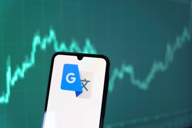Prag, Çek Cumhuriyeti - 10 21 2024: Google Translate logosunu gösteren akıllı telefon.