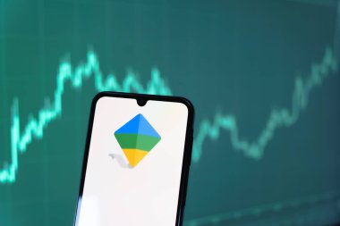 Prag, Çek Cumhuriyeti - 10 21 2024: Google Family Link logosunu gösteren akıllı telefon.