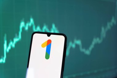 Prag, Çek Cumhuriyeti - 10 21 2024: Google One logosunu gösteren akıllı telefon.