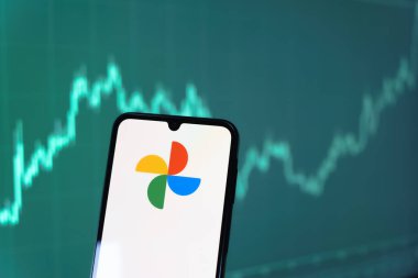 Prag, Çek Cumhuriyeti - 10 21 2024: Google Fotoğrafları logosunu gösteren akıllı telefon.