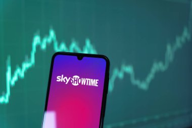 Prag, Çek Cumhuriyeti - 10 21 2024: SkyShowtime logosunu gösteren akıllı telefon.