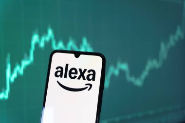 Prag, Çek Cumhuriyeti - 10 21 2024: Alexa logosunu gösteren akıllı telefon.
