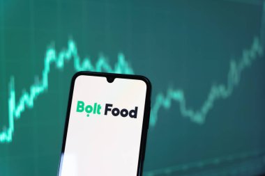 Prag, Çek Cumhuriyeti - 10 21 2024: Bolt Gıda logosunu gösteren akıllı telefon.