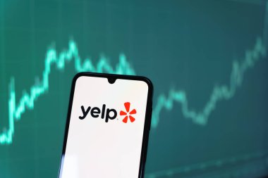 Prag, Çek Cumhuriyeti - 10 21 2024: Yelp logosunu gösteren akıllı telefon.