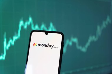 Prag, Çek Cumhuriyeti - 10 21 2024: Monday.com logosunu gösteren akıllı telefon.