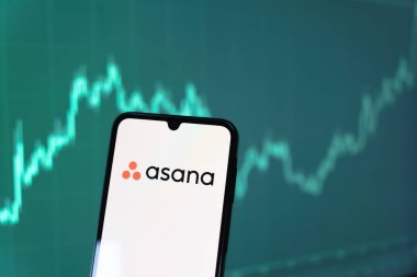 Prag, Çek Cumhuriyeti - 10 21 2024: Asana logosunu gösteren akıllı telefon.