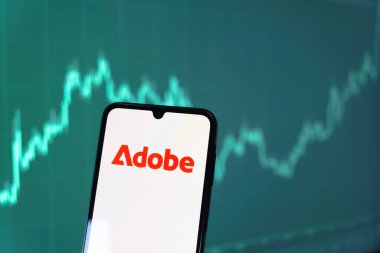 Prag, Çek Cumhuriyeti - 10 21 2024: Yüzeyde Adobe logosunu gösteren akıllı telefon.