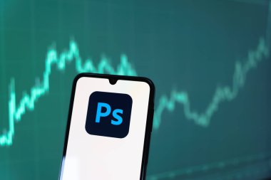 Prag, Çek Cumhuriyeti - 10 21 2024: Yüzeyde Photoshop logosu gösteren akıllı telefon.