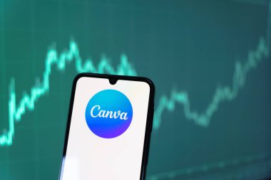 Prag, Çek Cumhuriyeti - 10 21 2024: Kanva logosunu gösteren akıllı telefon.