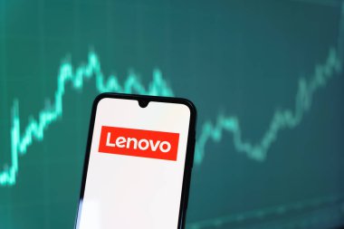 Prag, Çek Cumhuriyeti - 10 21 2024: Lenovo logosunu gösteren akıllı telefon.