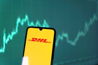 Prag, Çek Cumhuriyeti - 10 21 2024: DHL logosunu gösteren akıllı telefon.