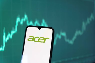 Prag, Çek Cumhuriyeti - 10 21 2024: Yüzeyde Acer logosu gösteren akıllı telefon.