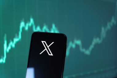 Prag, Çek Cumhuriyeti - 10 21 2024: X logosu gösteren akıllı telefon.