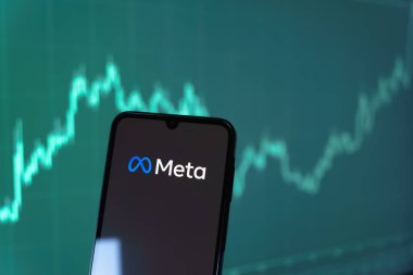 Prag, Çek Cumhuriyeti - 10 21 2024: Meta logosunu gösteren akıllı telefon.