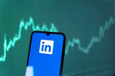 Prag, Çek Cumhuriyeti - 10 21 2024: Yüzeyde LinkedIn logosunu gösteren akıllı telefon.