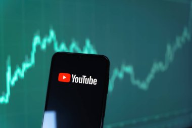 Prag, Çek Cumhuriyeti - 10 21 2024: Youtube logosunu gösteren akıllı telefon.