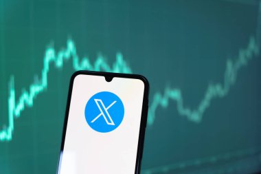 Prag, Çek Cumhuriyeti - 10 21 2024: X logosu gösteren akıllı telefon.