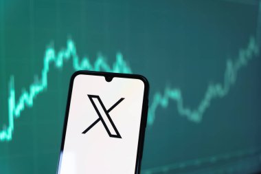 Prag, Çek Cumhuriyeti - 10 21 2024: X logosu gösteren akıllı telefon.