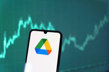 Prag, Çek Cumhuriyeti - 10 21 2024: Google Drive logosunu gösteren akıllı telefon.