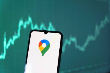 Prag, Çek Cumhuriyeti - 10 21 2024: Google Maps logosunu gösteren akıllı telefon.