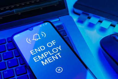 İş Bulma Konseptini ifade eden bir ofis masasında nesnelerin düzenlenmesi.