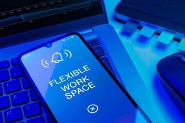 Esnek çalışma alanı kavramını ifade eden bir ofis masasında nesnelerin düzenlenmesi.