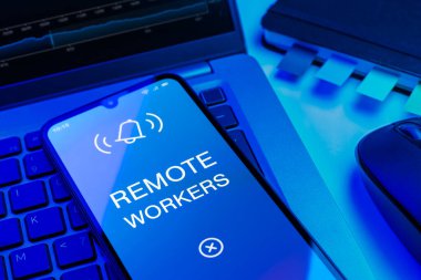 Uzak İşçiler kavramını ifade eden bir ofis masasında nesnelerin düzenlenmesi.