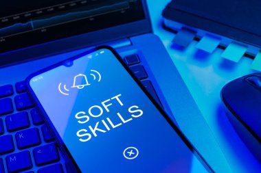 Bir ofis masasında yumuşak becerileri ifade eden nesnelerin düzenlenmesi.