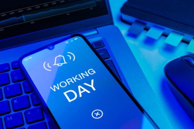 Çalışma Günü kavramını ifade eden nesnelerin ofis masasında düzenlenmesi.