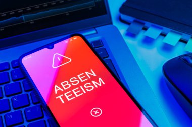 Yokluk kavramını ifade eden bir ofis masasında nesnelerin düzenlenmesi.