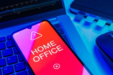 Ofis masasındaki nesnelerin düzenlenmesi İçişleri Bakanlığı kavramını ifade ediyor.