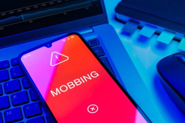 Bir ofis masasında mafya kavramını ifade eden nesnelerin düzenlenmesi.