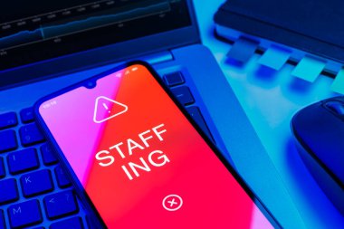 Personel kavramını ifade eden nesnelerin ofis masasında düzenlenmesi.