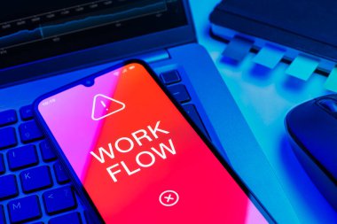 Çalışma akışı kavramını ifade eden nesnelerin bir ofis masasında düzenlenmesi.