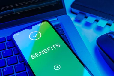 Faydaları ifade eden bir ofis masasında nesnelerin düzenlenmesi.