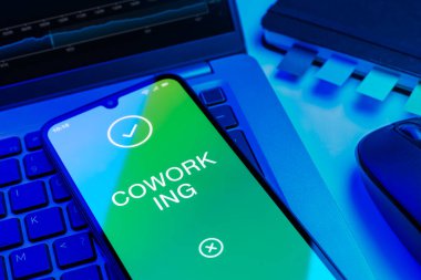 Çalışma konseptini ifade eden bir ofis masasında nesnelerin düzenlenmesi.