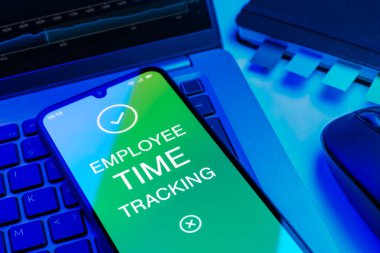 Çalışan Zaman İzleme kavramını ifade eden bir ofis masasının üzerindeki nesnelerin düzenlenmesi.