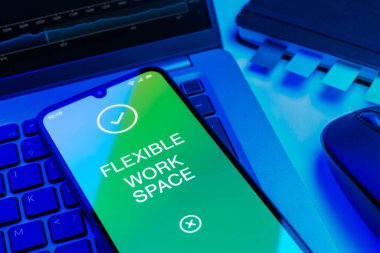 Esnek çalışma alanı kavramını ifade eden bir ofis masasında nesnelerin düzenlenmesi.