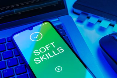 Bir ofis masasında yumuşak becerileri ifade eden nesnelerin düzenlenmesi.