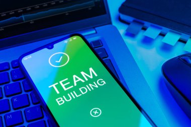 Takım oluşturma kavramını ifade eden bir ofis masasında nesnelerin düzenlenmesi.