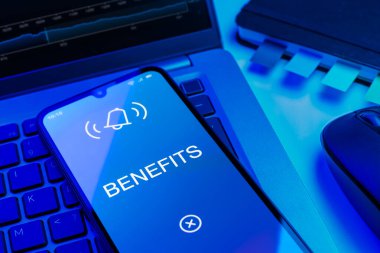 Faydaları ifade eden bir ofis masasında nesnelerin düzenlenmesi.