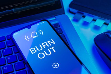 Bir ofis masasında Burnout kavramını ifade eden nesnelerin düzenlenmesi.