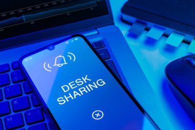 Masa paylaşımı kavramını ifade eden bir ofis masasında nesnelerin düzenlenmesi.