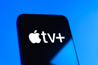 Prag, Çek Cumhuriyeti - 10 21 2024: Apple TV + logosunu gösteren akıllı telefon.