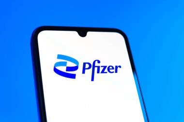 Prag, Çek Cumhuriyeti - 10 21 2024: Yüzeyde Pfizer logosu gösteren akıllı telefon.