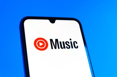 Prag, Çek Cumhuriyeti - 10 21 2024: Youtube Müzik logosunu gösteren akıllı telefon.