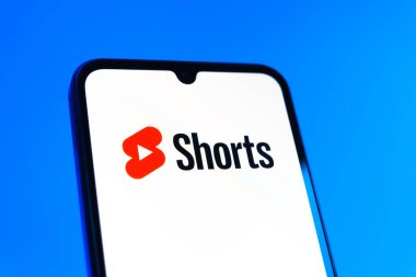 Prag, Çek Cumhuriyeti - 10 21 2024: Youtube Shorts logosunu gösteren akıllı telefon.