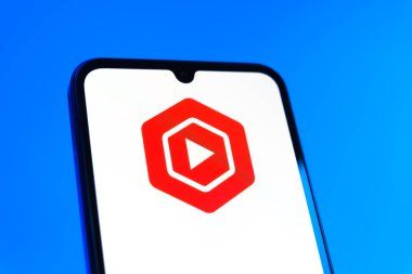 Prag, Çek Cumhuriyeti - 10 21 2024: Youtube Stüdyo logosunu gösteren akıllı telefon.