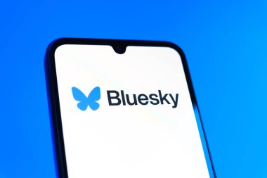 Prag, Çek Cumhuriyeti - 10 21 2024: Bluesky logosunu gösteren akıllı telefon.