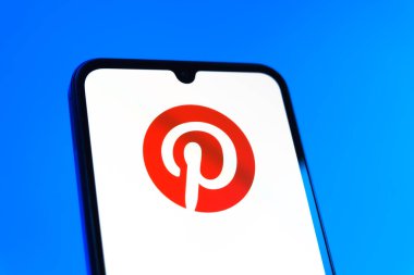Prag, Çek Cumhuriyeti - 10 21 2024: Yüzeyde Pinterest logosunu gösteren akıllı telefon.